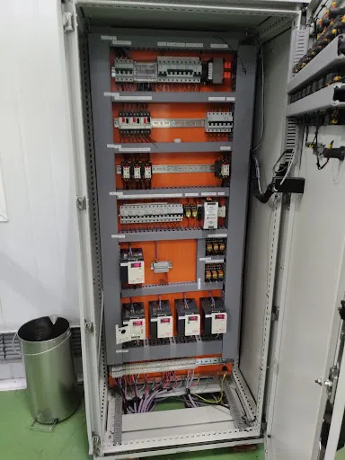 Tableros de Control y Racks de Servidores