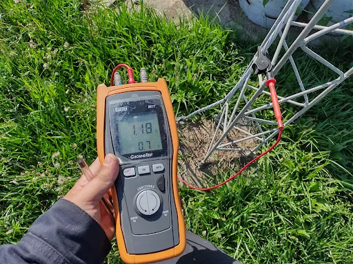 Telurómetro en medición a tierra de estructura metálica