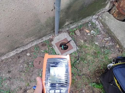 Cámara de inspección con electrodo jabalina y borne