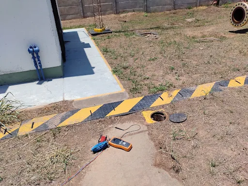 Cámara de inspección a nivel de suelo en predio exterior