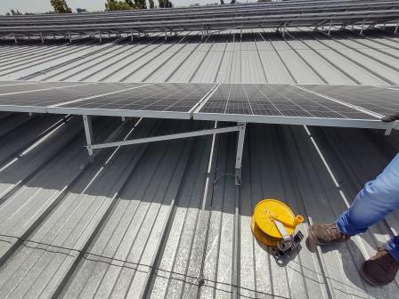 Panel solar siendo revisado en inspección final de obra