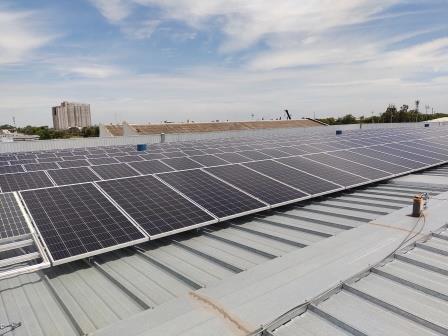 Panel solar siendo revisado en inspección final de obra