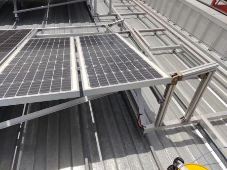 Panel solar siendo revisado en inspección final de obra