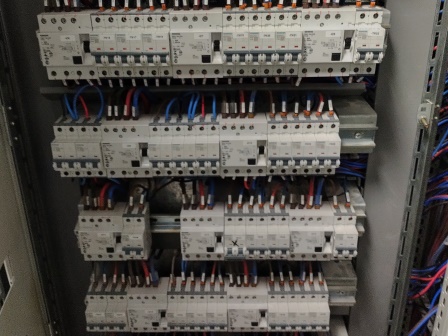 Tablero eléctrico abierto