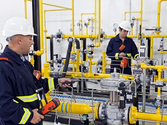 Técnicos revisando cañerias de gas
