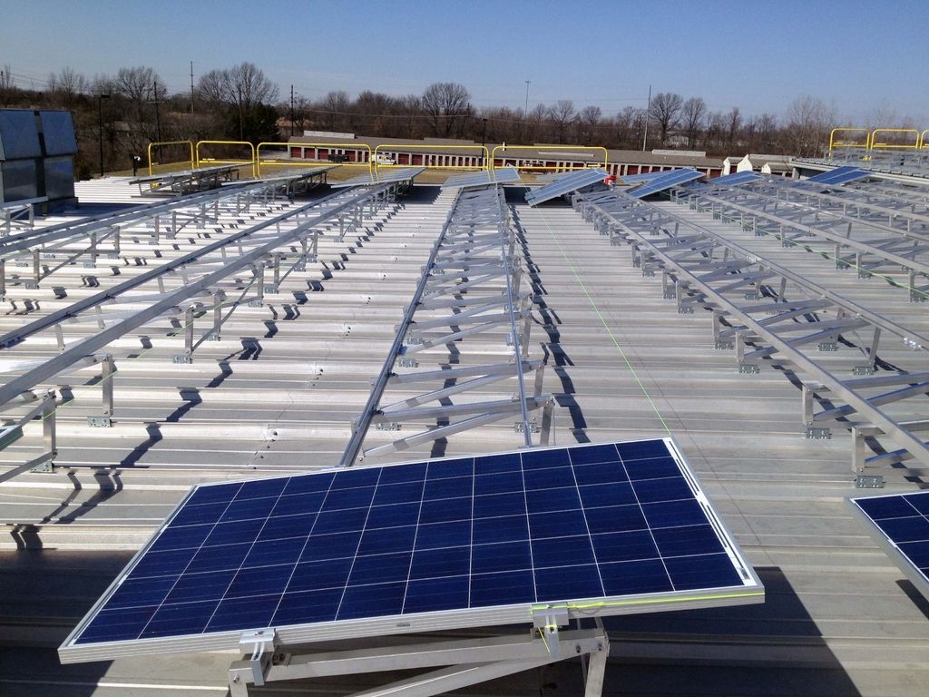 Paneles solares fotovoltaicos siendo instalados